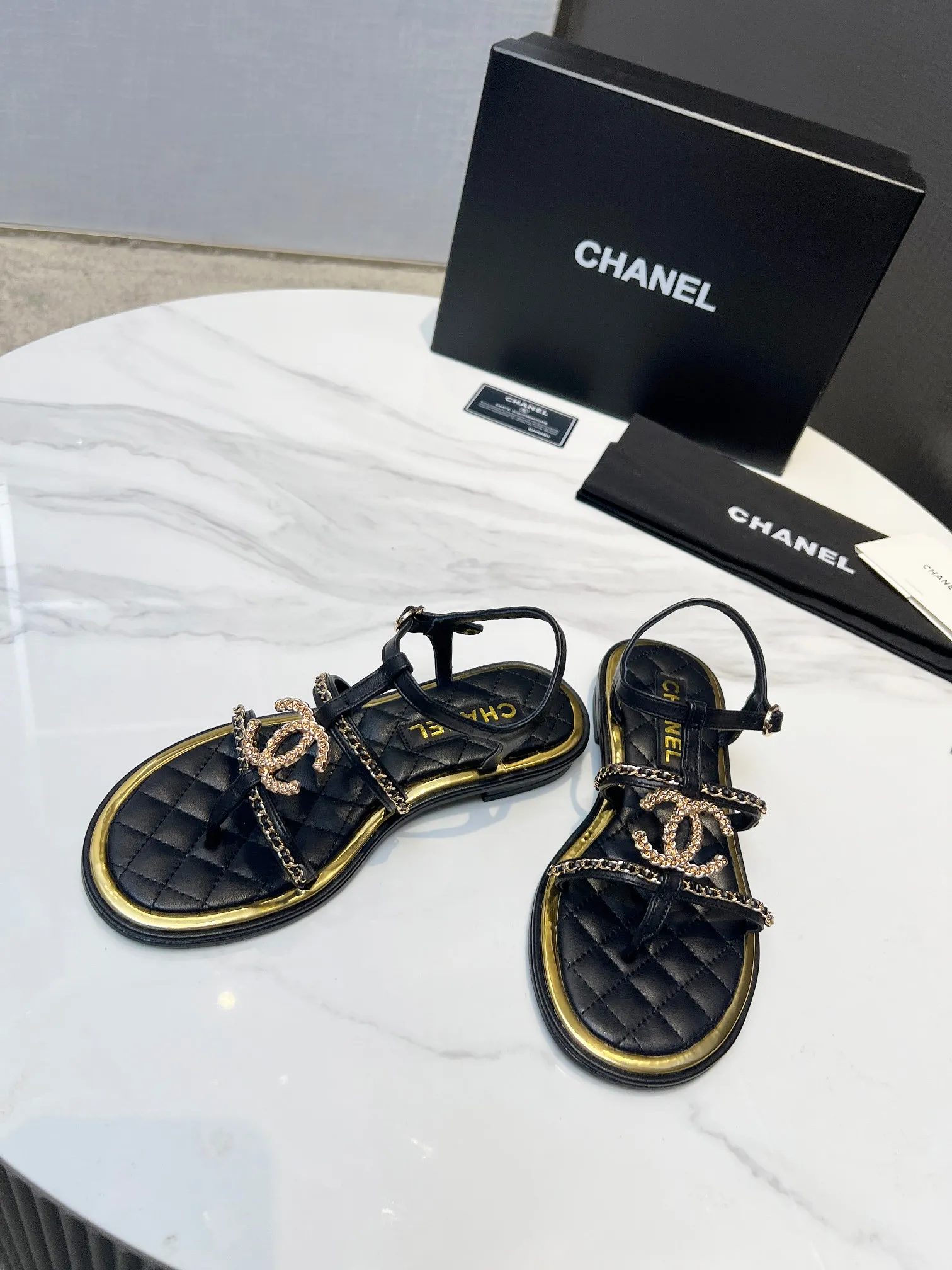 👟👟Ex-factory price 520👟👟 CHANEL2025 Xiaoxiang new classic flip-flop sandals, unique double-layer welt craftsmanship, 👡 👄Original 1:1 molded logo🧡Exudes lasting charm Xiaoxiang sandals👡Vivid intellectual elegance👥Bring out the unique beauty of women👩‍🦰 Fabric: Sheepskin Lining: Imported sheepskin , Outsole: Rubber outsole (leather outsole) Color: black/apricot/white, code number: 35-40 (41-41 customized, non-refundable and non-exchangeable)